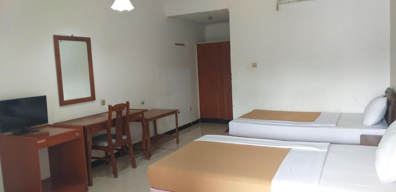 Intan Hotel Purwakarta Exterior photo