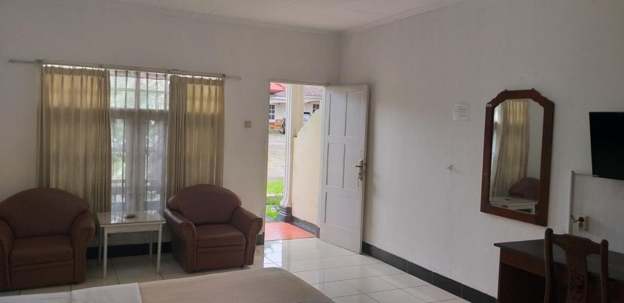 Intan Hotel Purwakarta Exterior photo